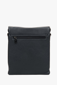 Estro – black pebbled genuine leather magnetic tablet bag.
