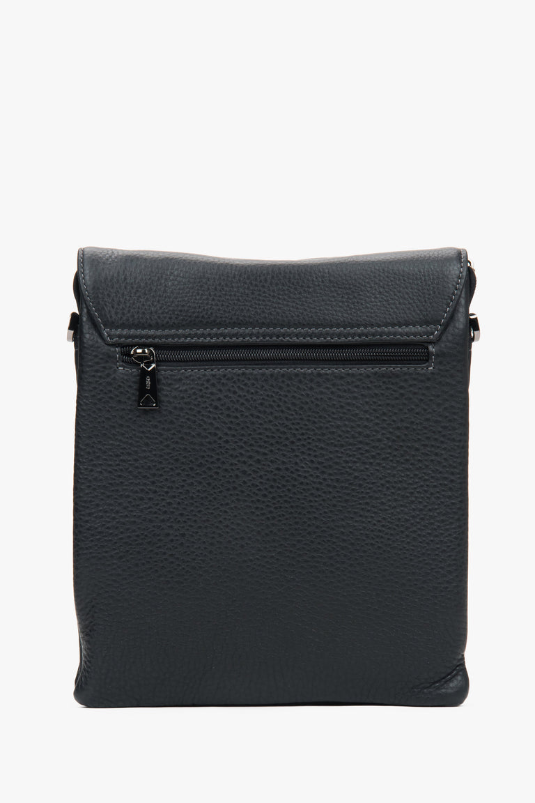 Estro – black pebbled genuine leather magnetic tablet bag.