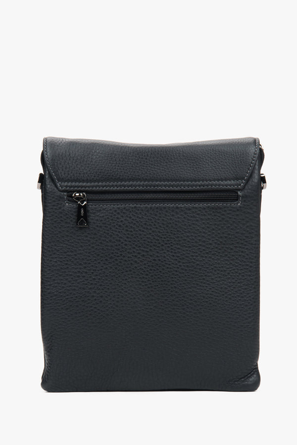 Estro – black pebbled genuine leather magnetic tablet bag.