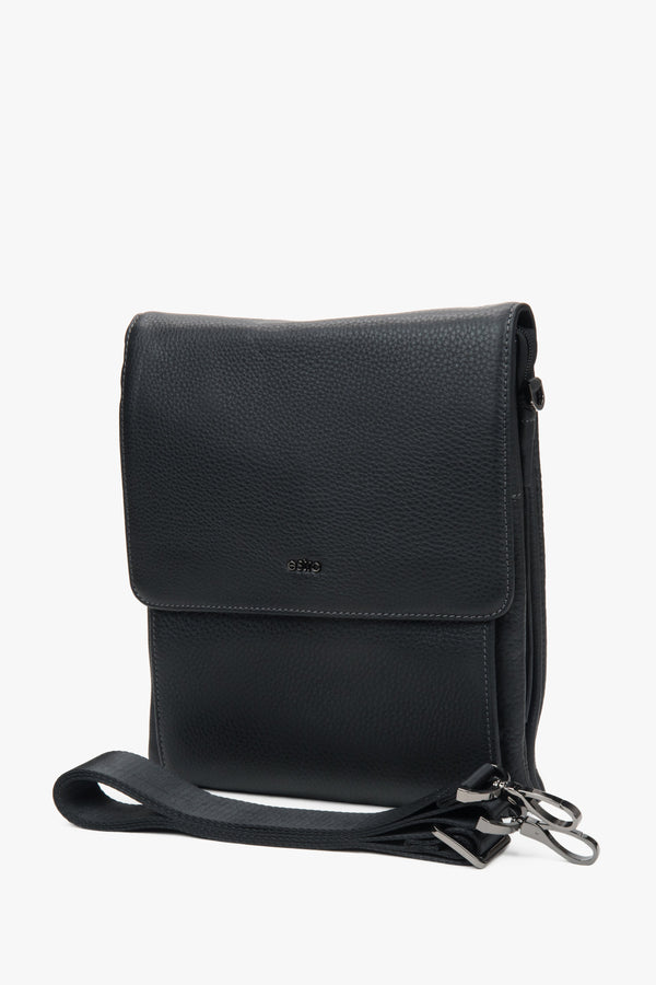 Black pebbled genuine leather magnetic closure tablet bag Estro.