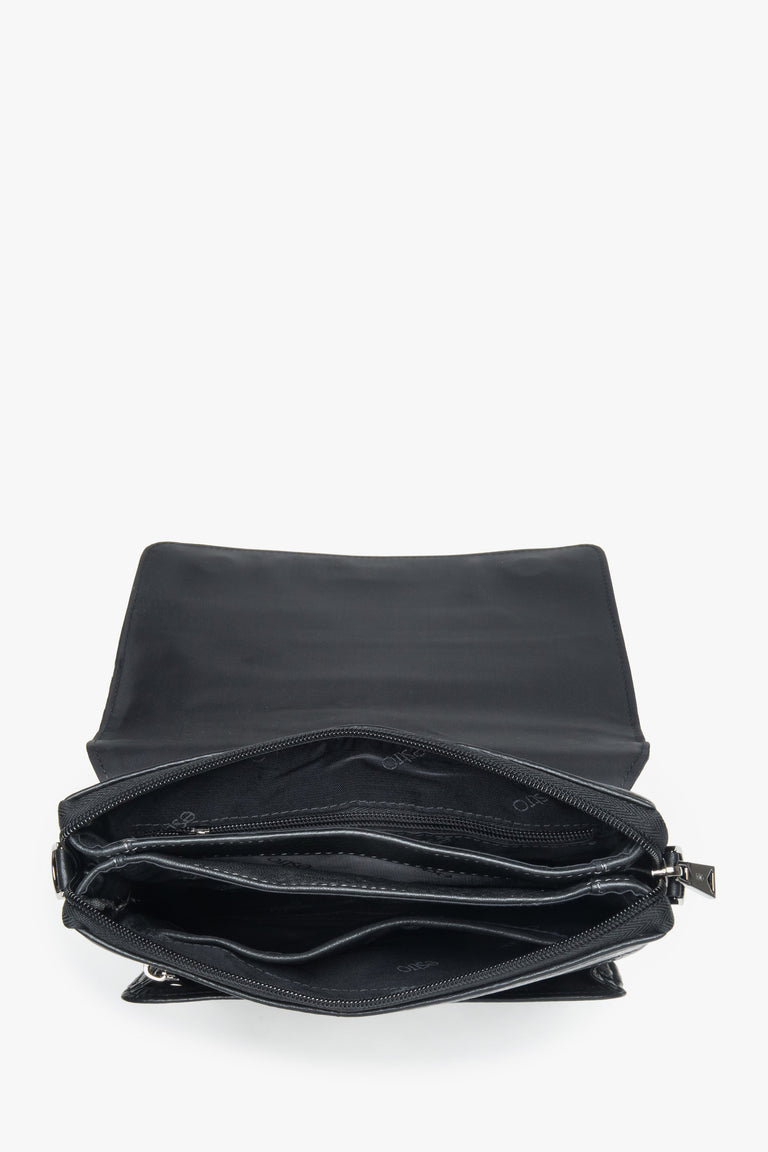 Tablet bag, black, pebbled genuine leather, magnetic closure, Estro.