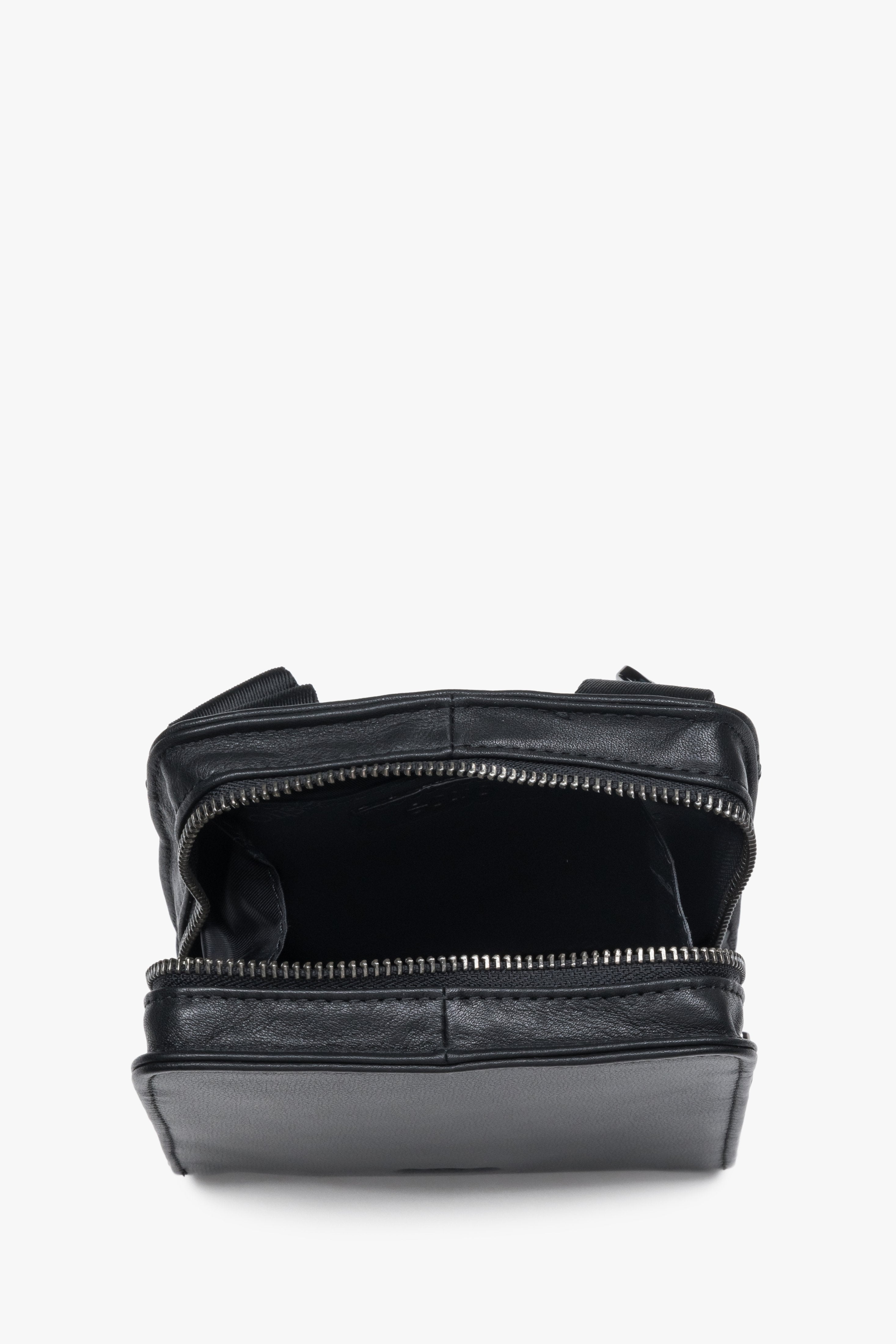 Classic black leather shoulder bag for men by Estro.