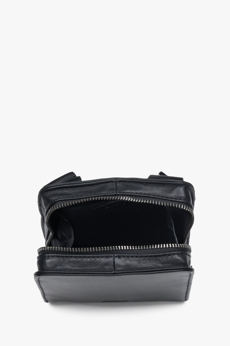 Classic black leather shoulder bag for men by Estro.