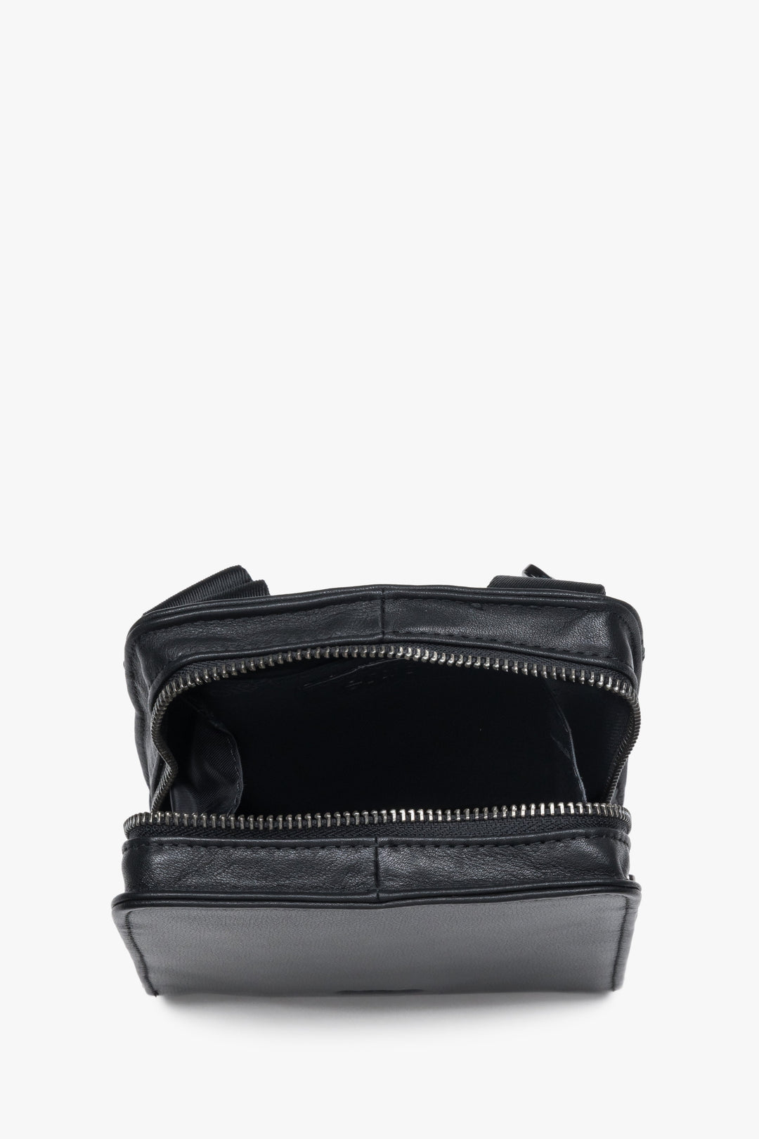 Classic black leather shoulder bag for men by Estro.