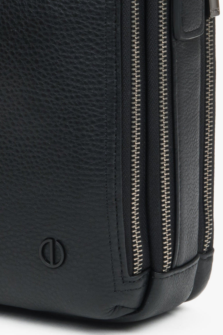 Black men’s Estro shoulder bag, made of genuine leather.