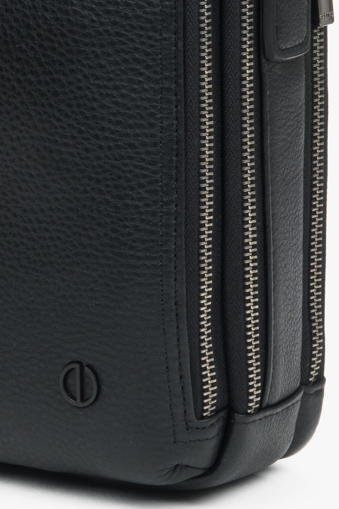 Black men’s Estro shoulder bag, made of genuine leather.