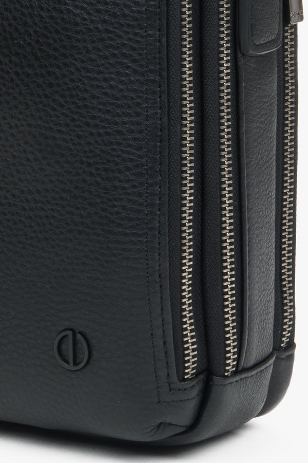 Black men’s Estro shoulder bag, made of genuine leather.