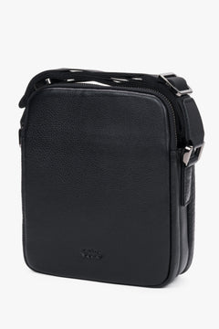 Men’s shoulder bag made of genuine pebbled leather by Estro.