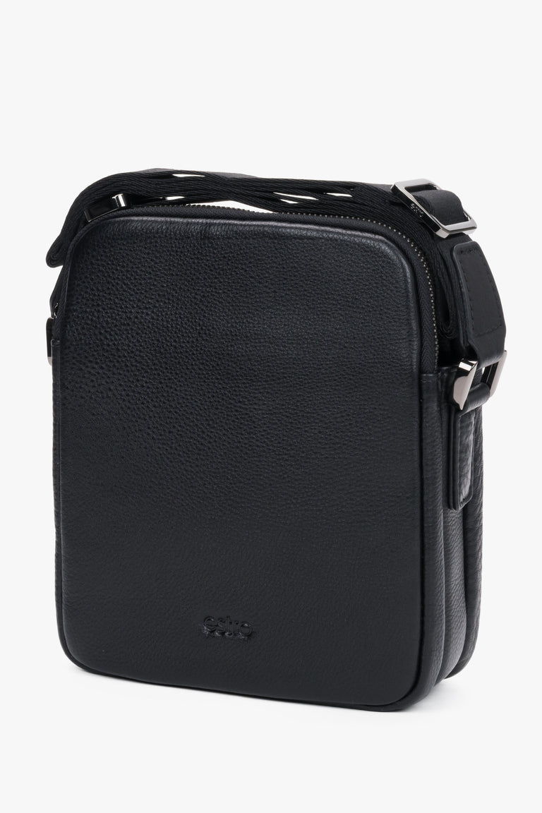 Men’s shoulder bag made of genuine pebbled leather by Estro.