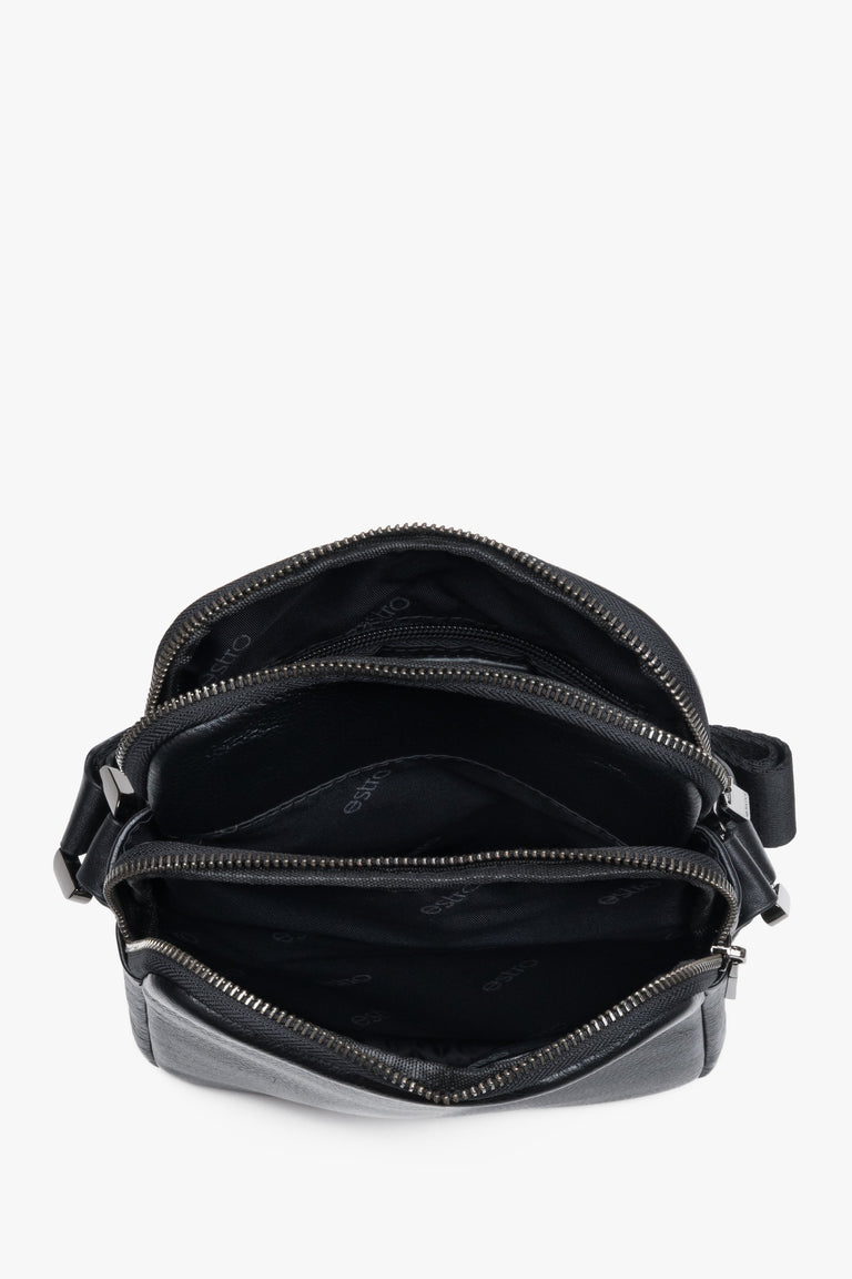 Classic black men’s bag Estro made of textured genuine leather.
