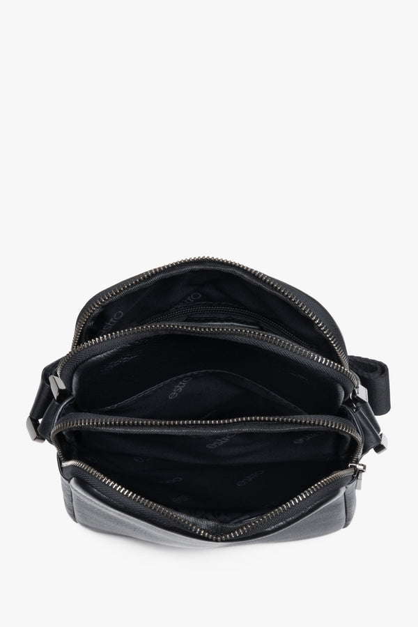 Classic black men’s bag Estro made of textured genuine leather.