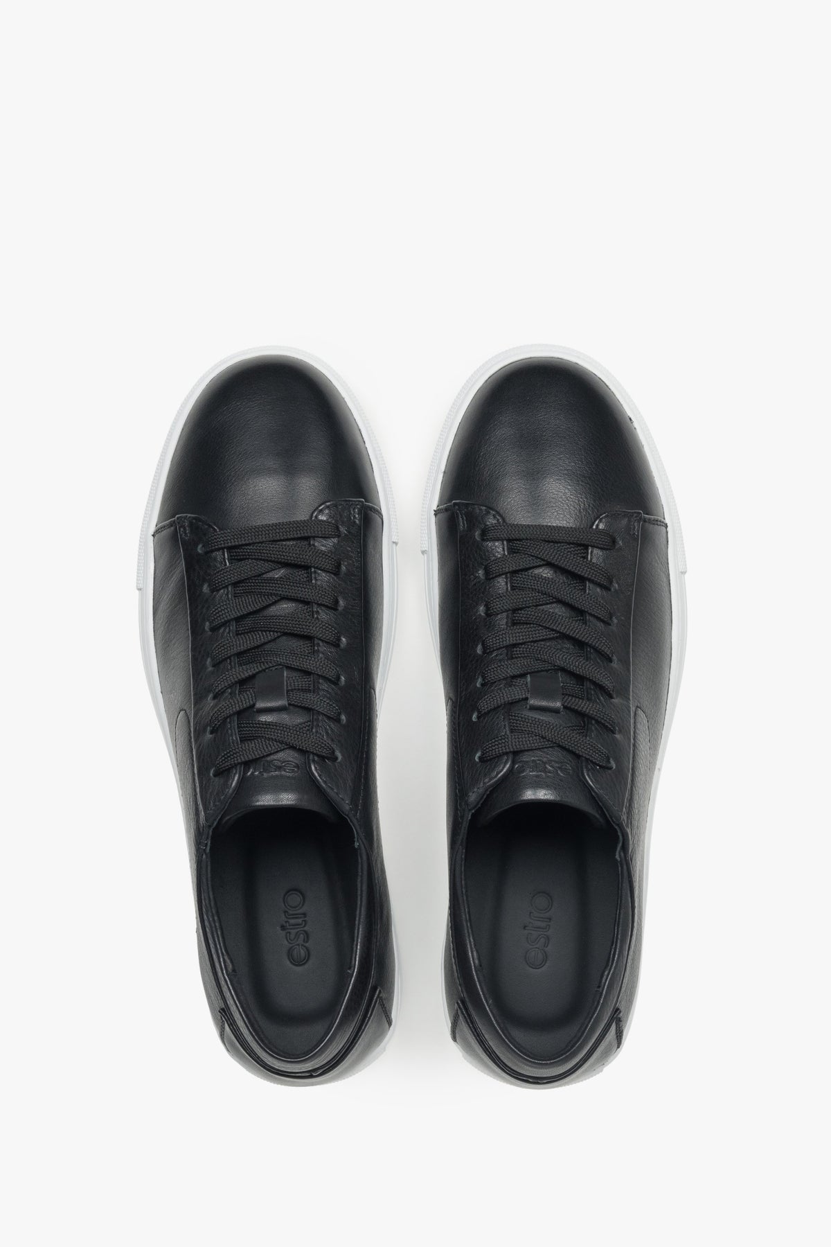 Black men’s sneakers with a flexible rubber sole for spring and autumn wear.