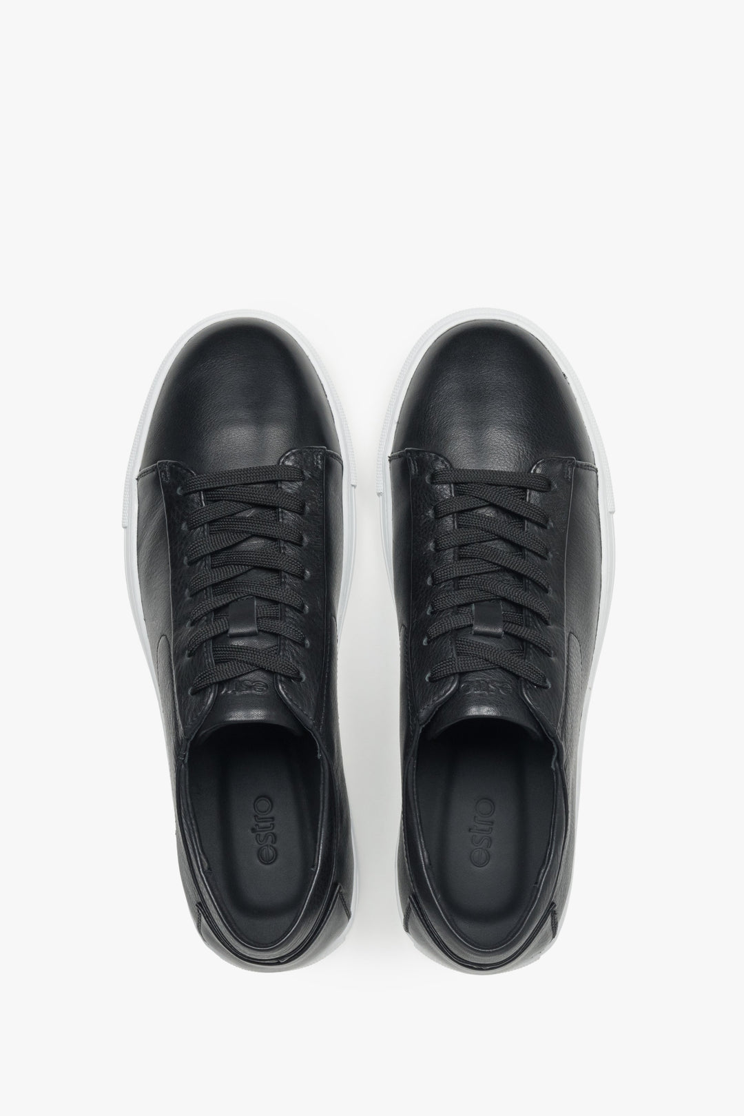 Black men’s sneakers with a flexible rubber sole for spring and autumn wear.
