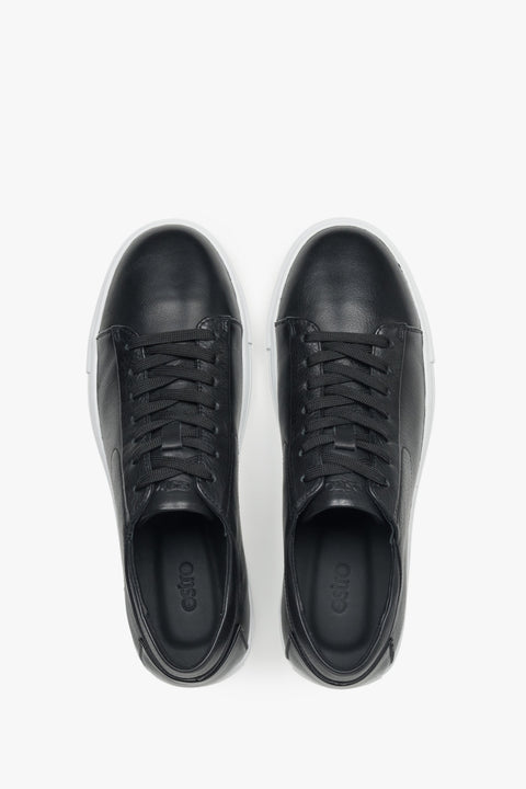 Black men’s sneakers with a flexible rubber sole for spring and autumn wear.