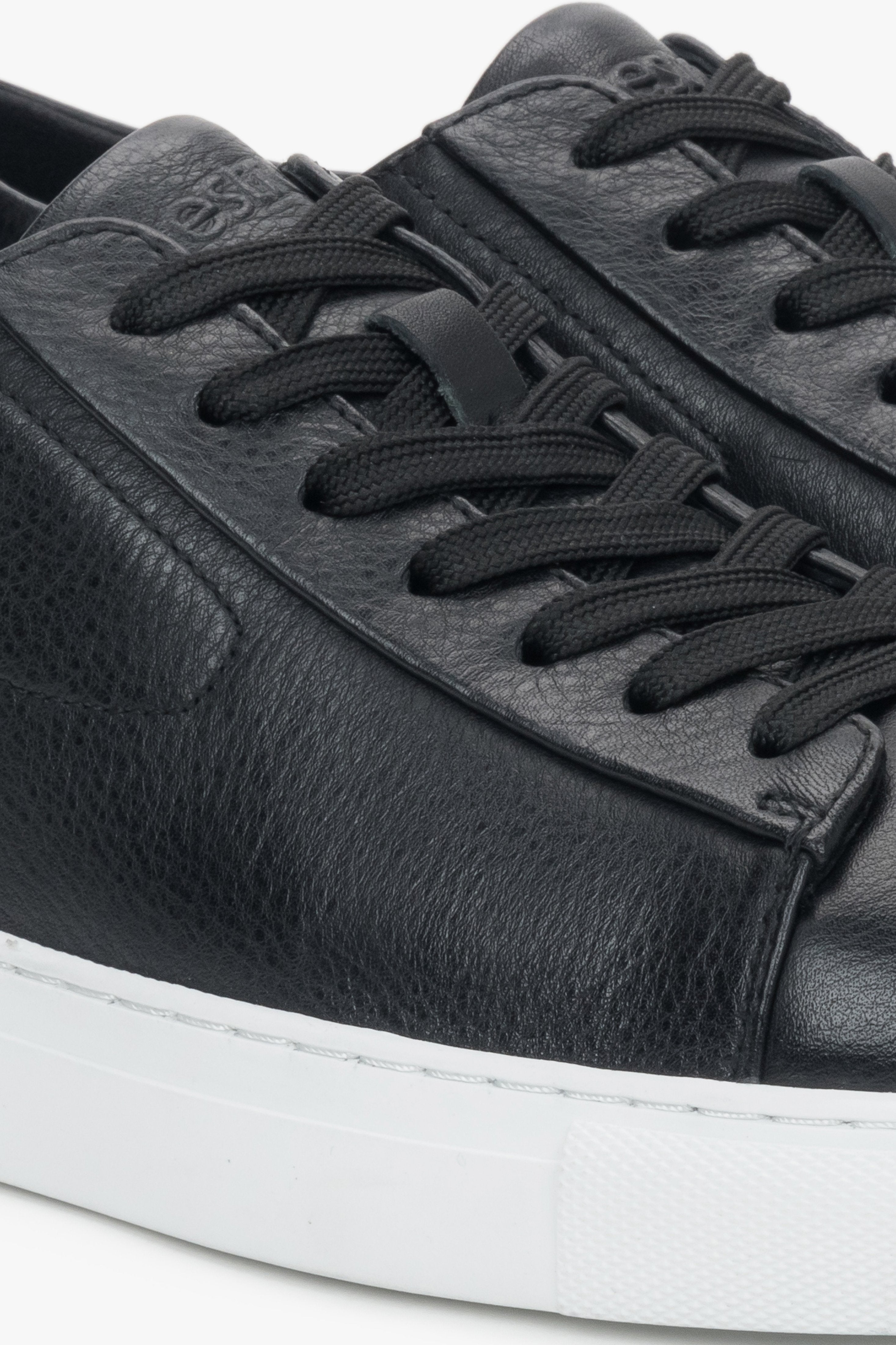 Black men’s sneakers with a flexible rubber sole for spring and autumn wear.