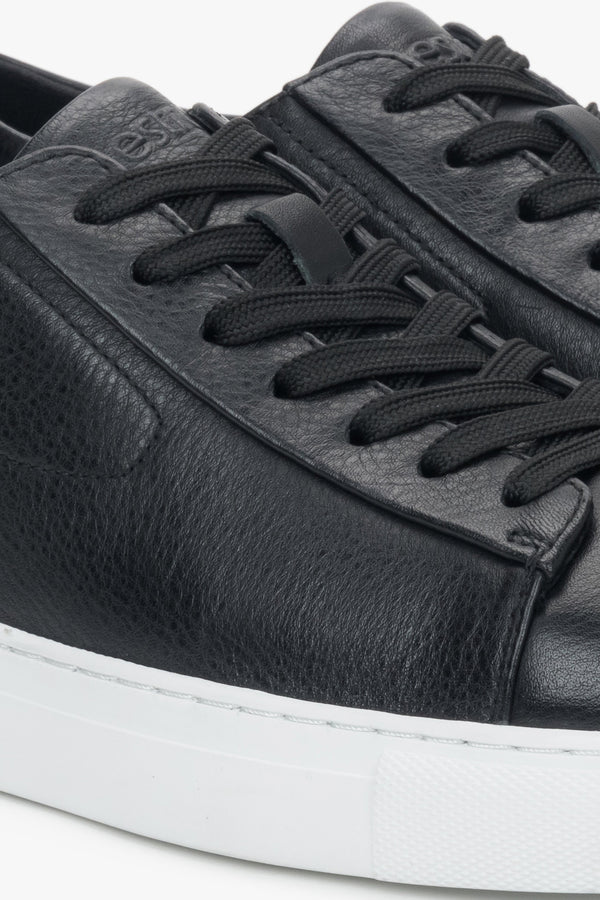 Black men’s sneakers with a flexible rubber sole for spring and autumn wear.