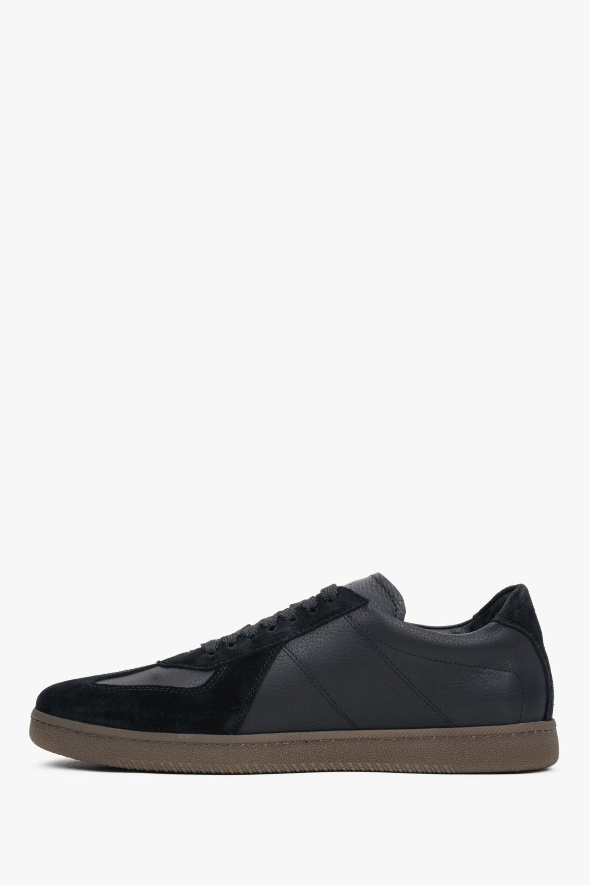 Stylish men’s urban sneakers combining sporty comfort with luxurious leather and velour detailing.