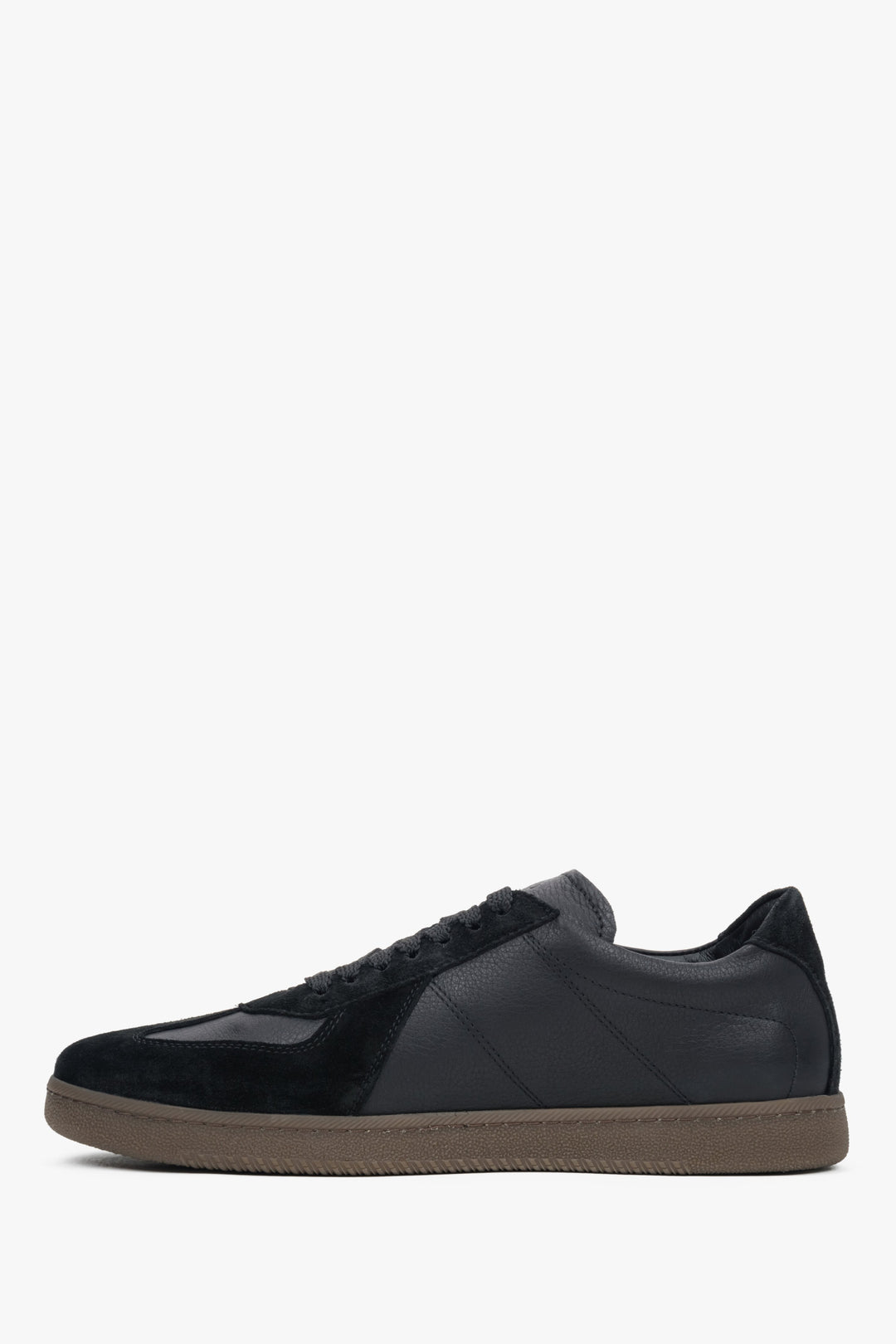 Stylish men’s urban sneakers combining sporty comfort with luxurious leather and velour detailing.