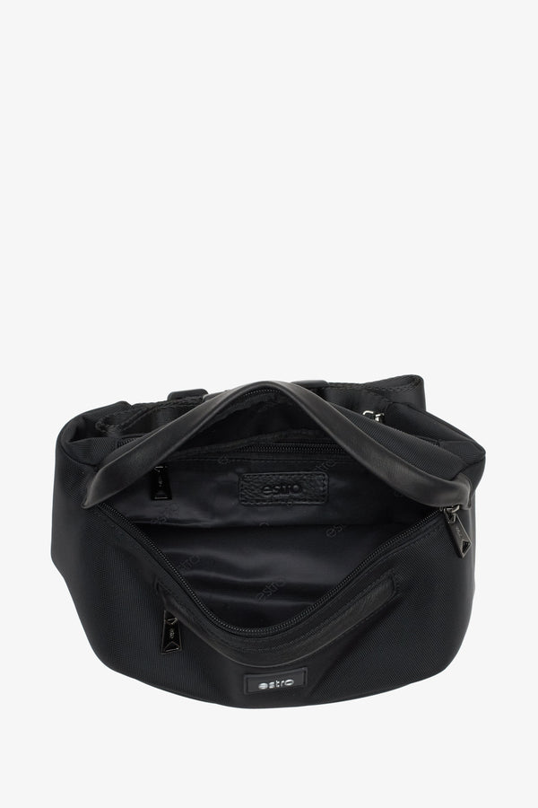 Spacious Estro men’s waist bag – inside view.