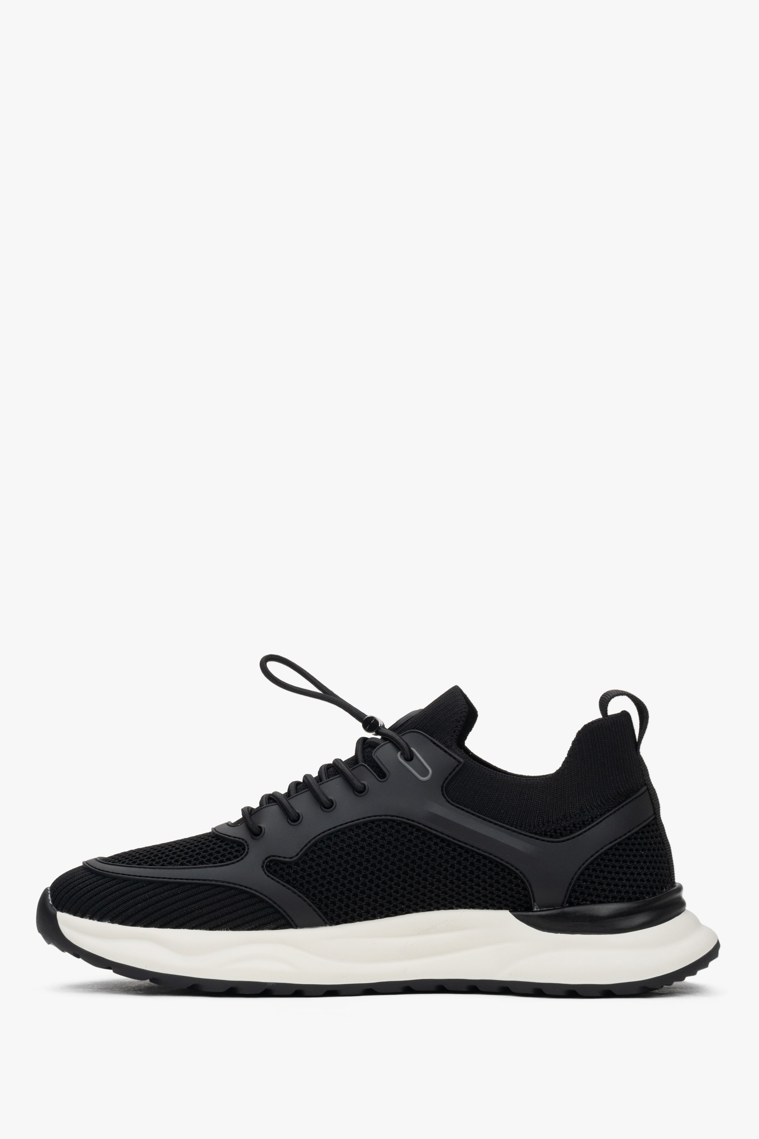 Sport sneakers with elastic toggle laces for quick and comfortable adjustment.