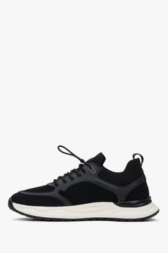 Sport sneakers with elastic toggle laces for quick and comfortable adjustment.