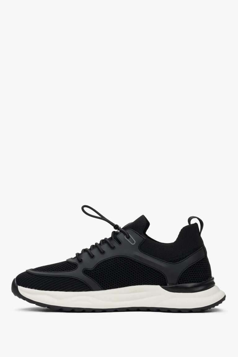 Sport sneakers with elastic toggle laces for quick and comfortable adjustment.