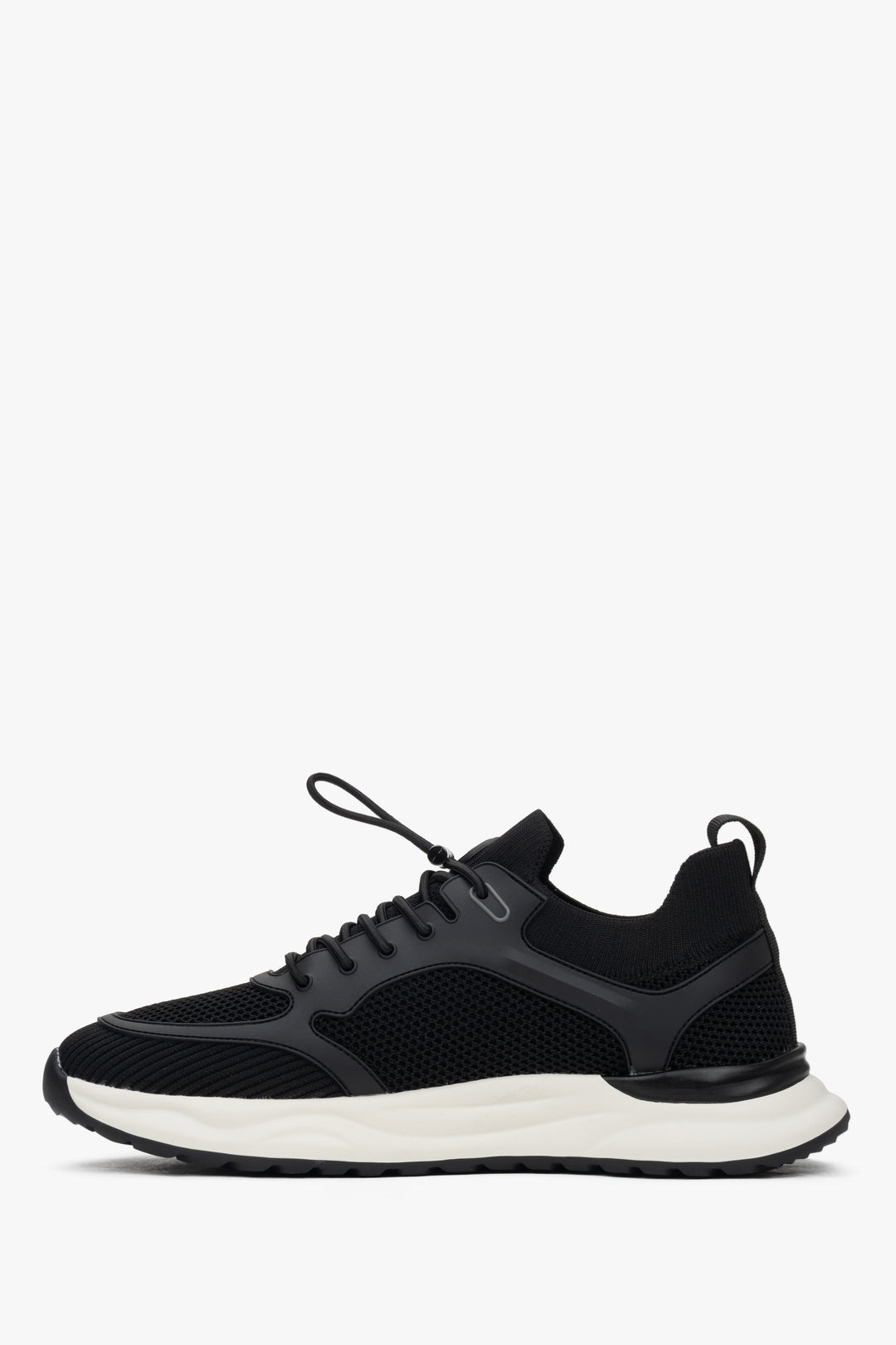 Sport sneakers with elastic toggle laces for quick and comfortable adjustment.