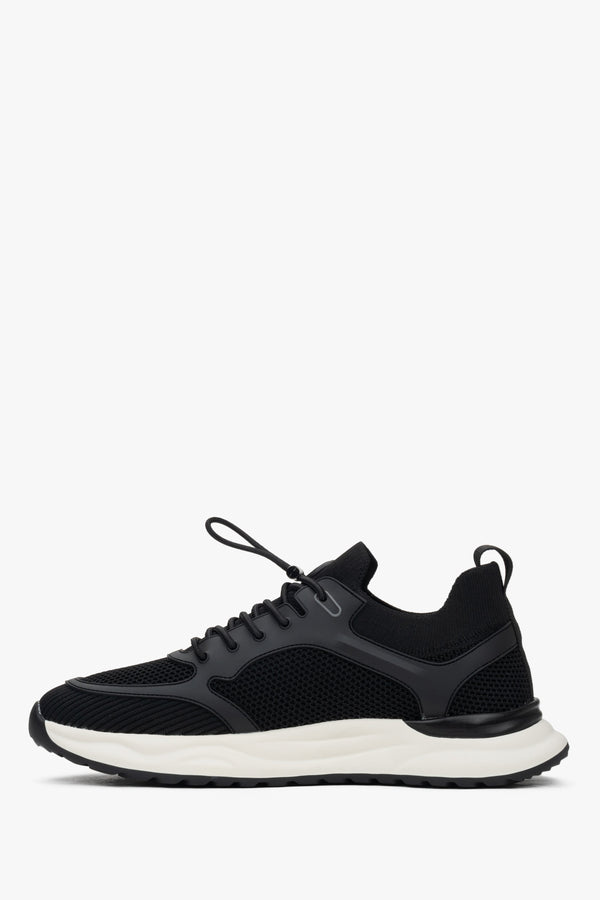 Sport sneakers with elastic toggle laces for quick and comfortable adjustment.