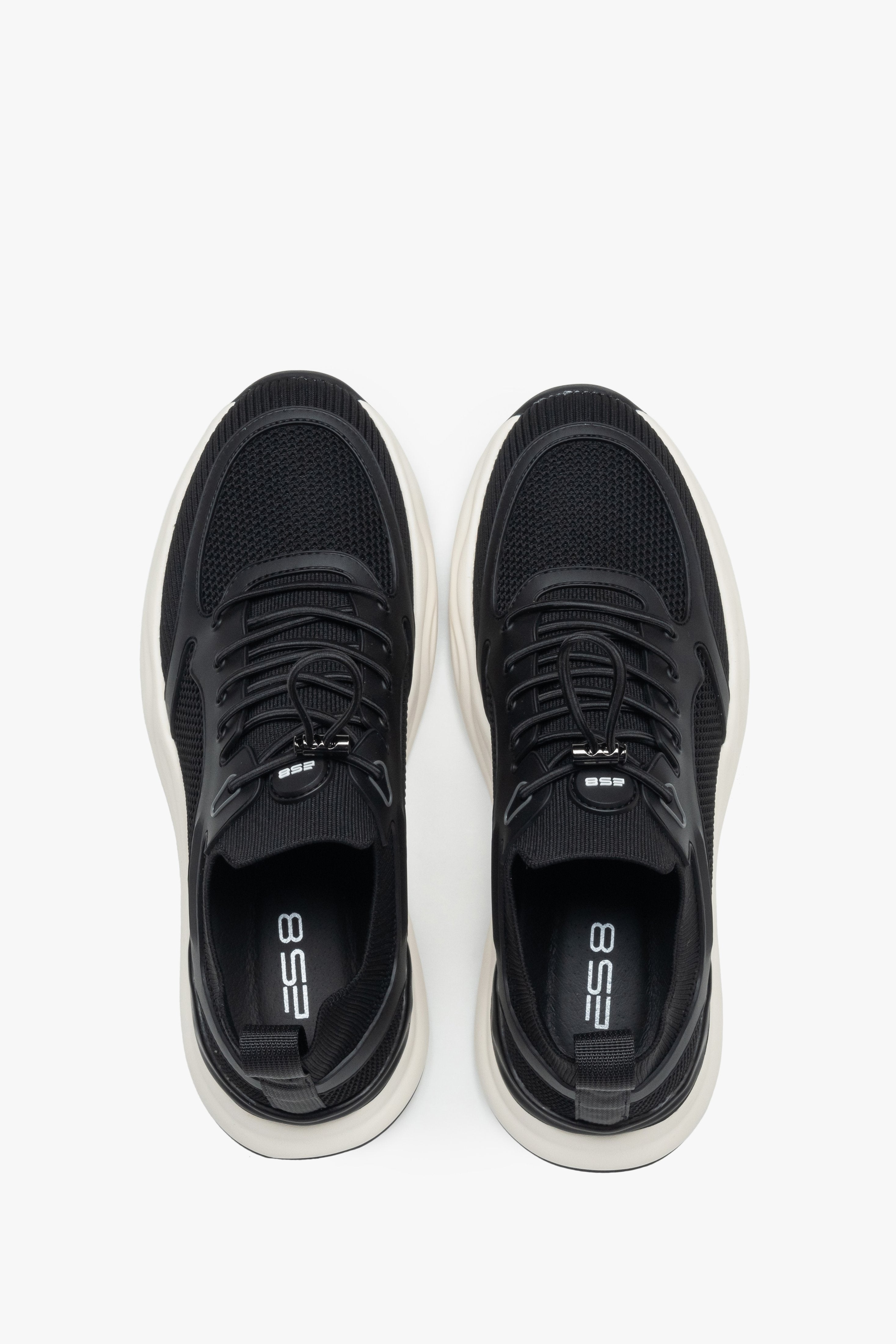 Lightweight men’s sneakers with a natural leather insole for everyday comfort.