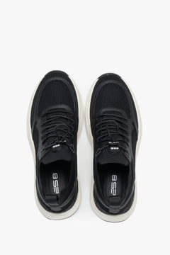Lightweight men’s sneakers with a natural leather insole for everyday comfort.