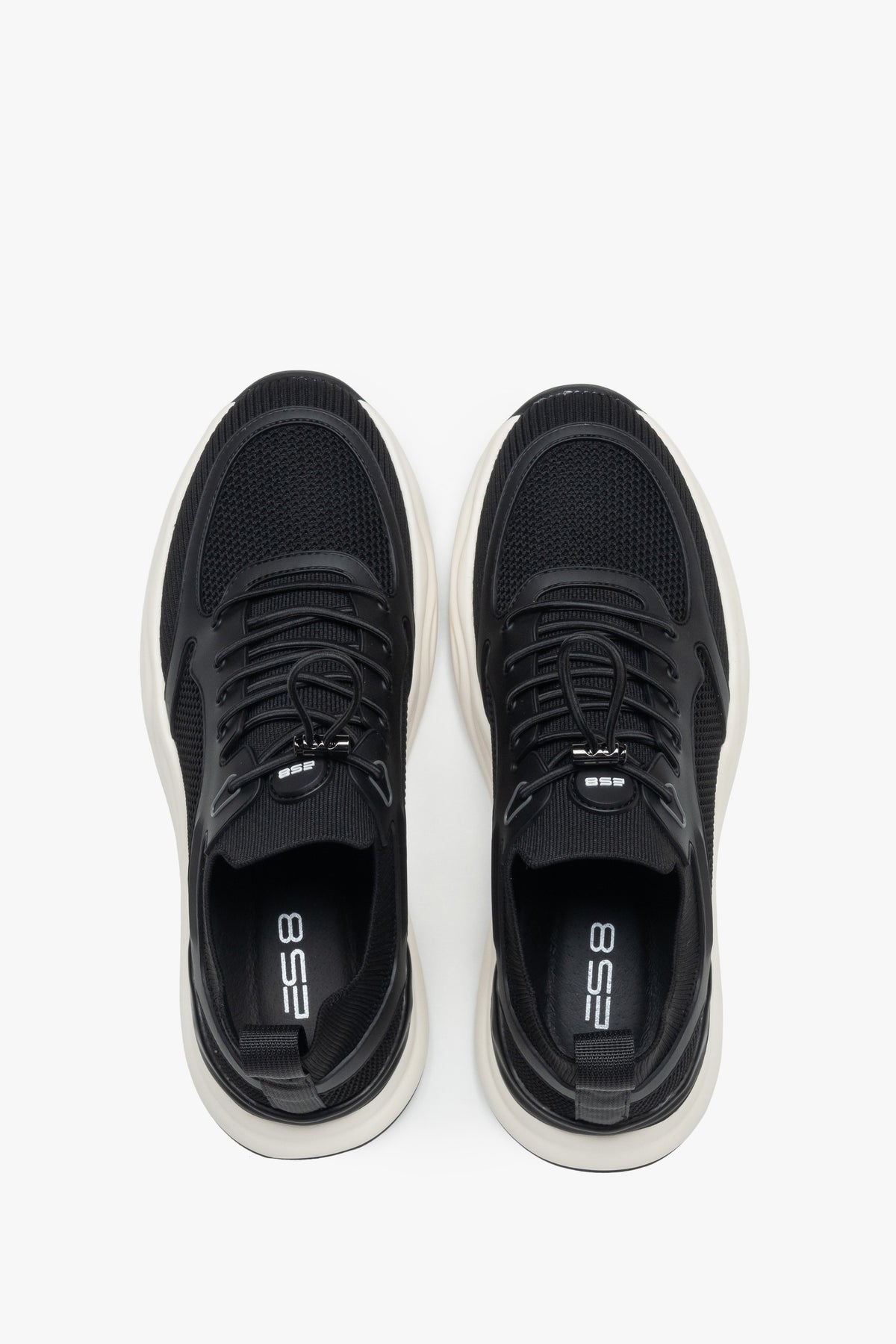 Lightweight men’s sneakers with a natural leather insole for everyday comfort.