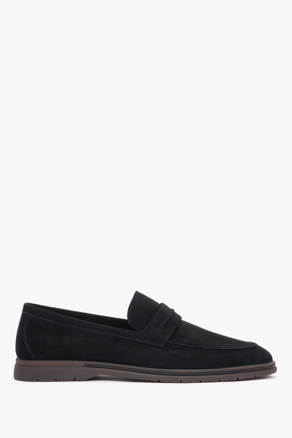Black men’s moccasins Estro made of natural velour on a soft sole.