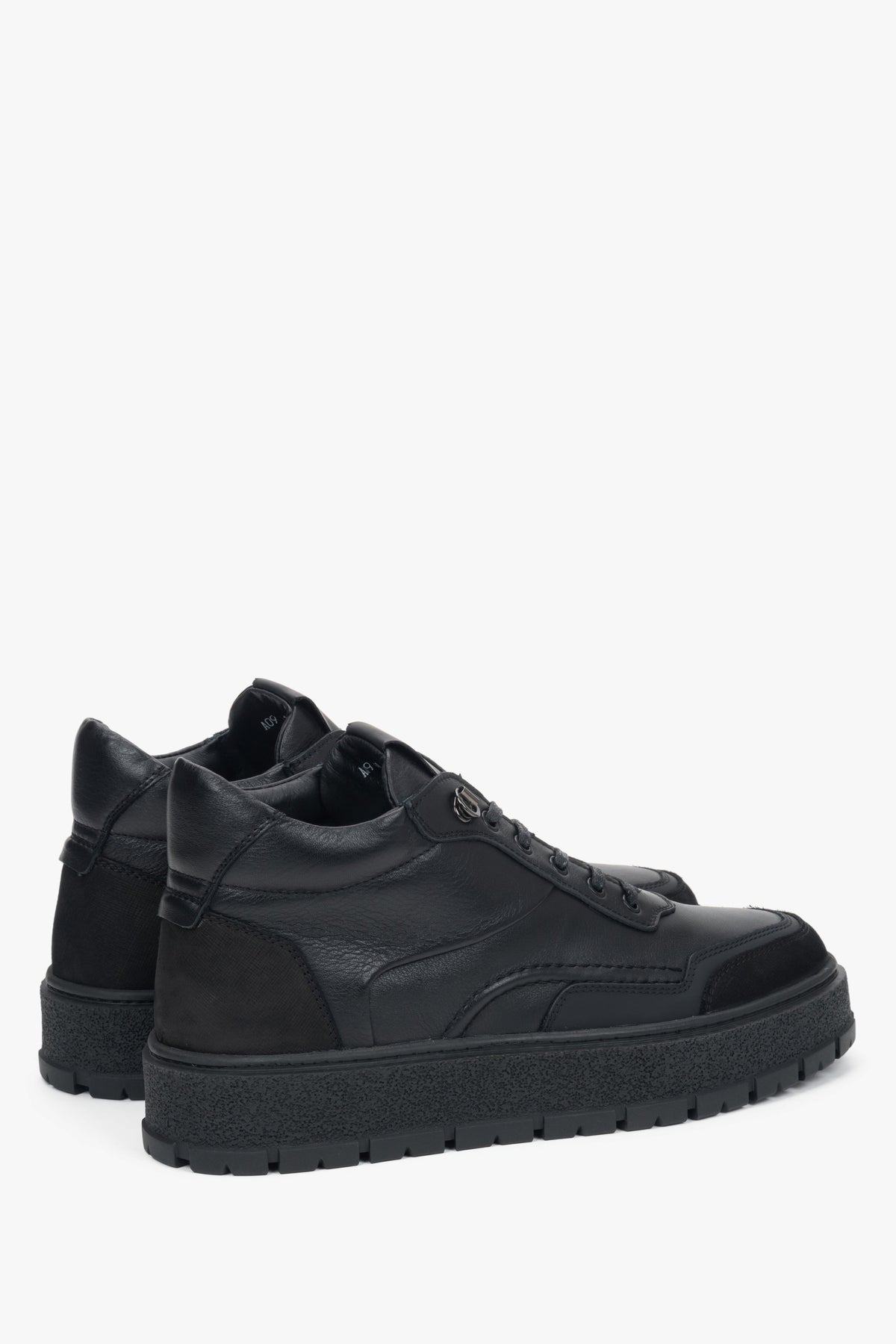 Black genuine leather boots with warm lining and a pronounced sole for excellent winter stability.