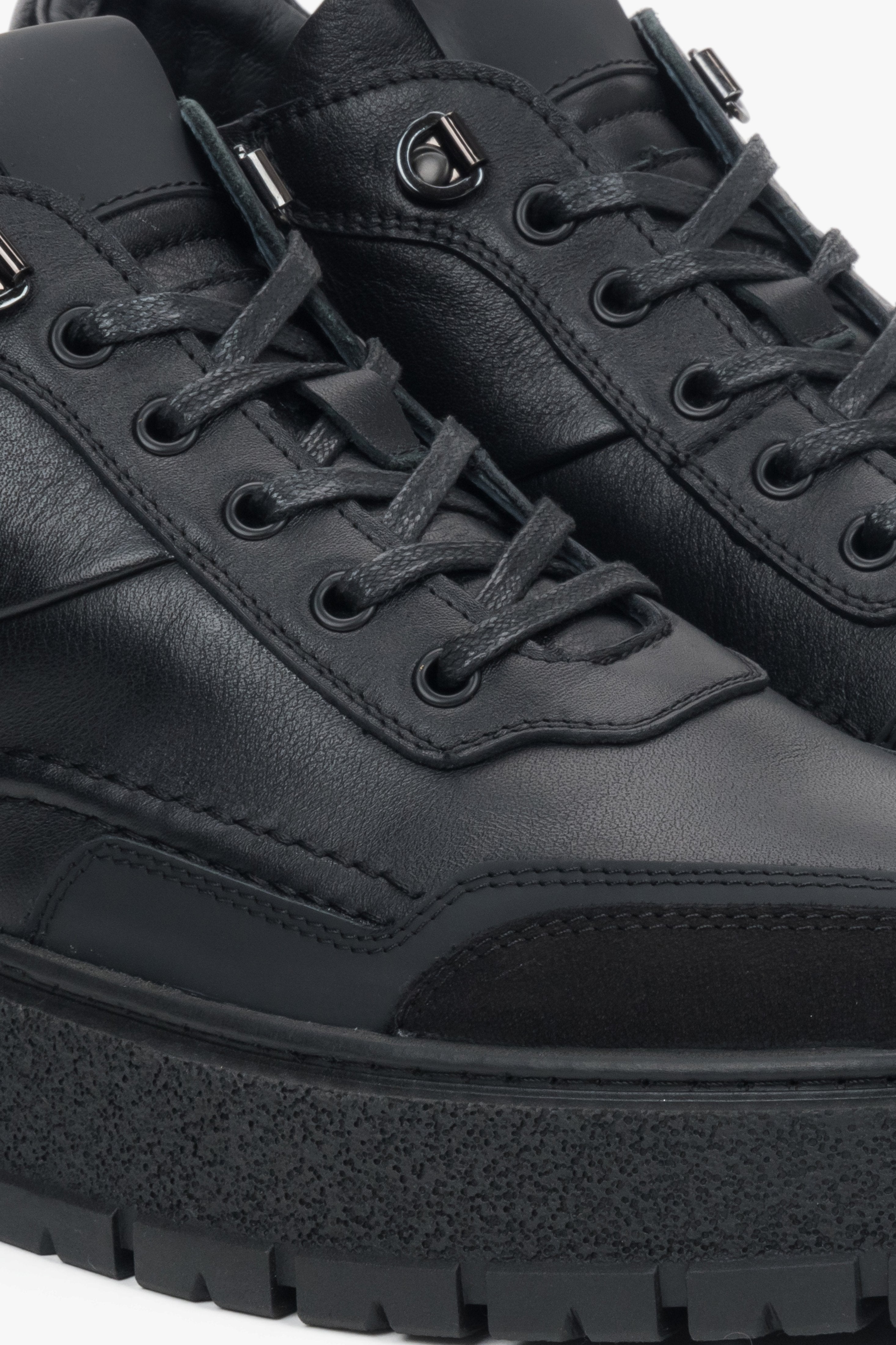 Classic black winter boots from Estro, crafted from genuine leather with soft insulation.