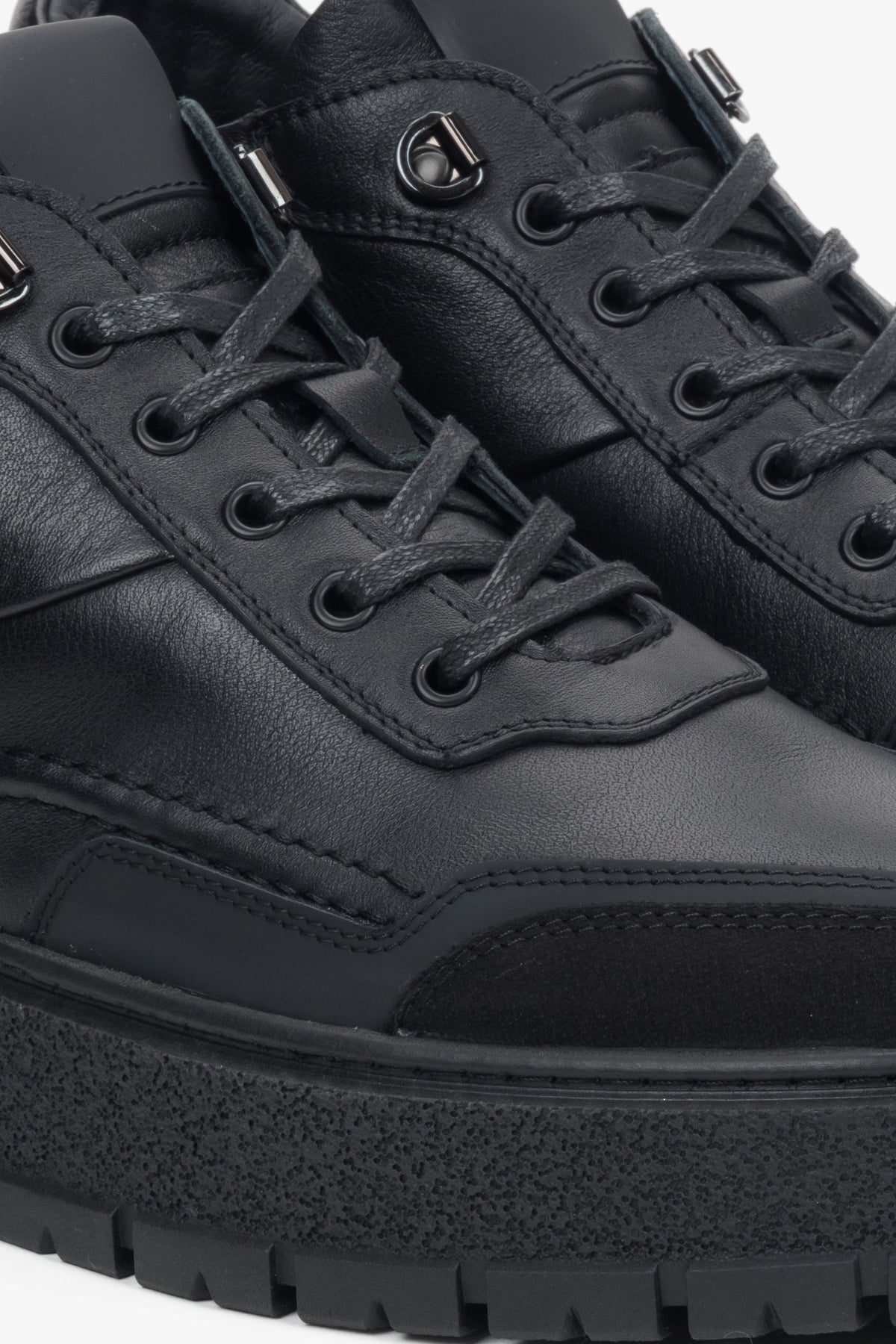 Classic black winter boots from Estro, crafted from genuine leather with soft insulation.