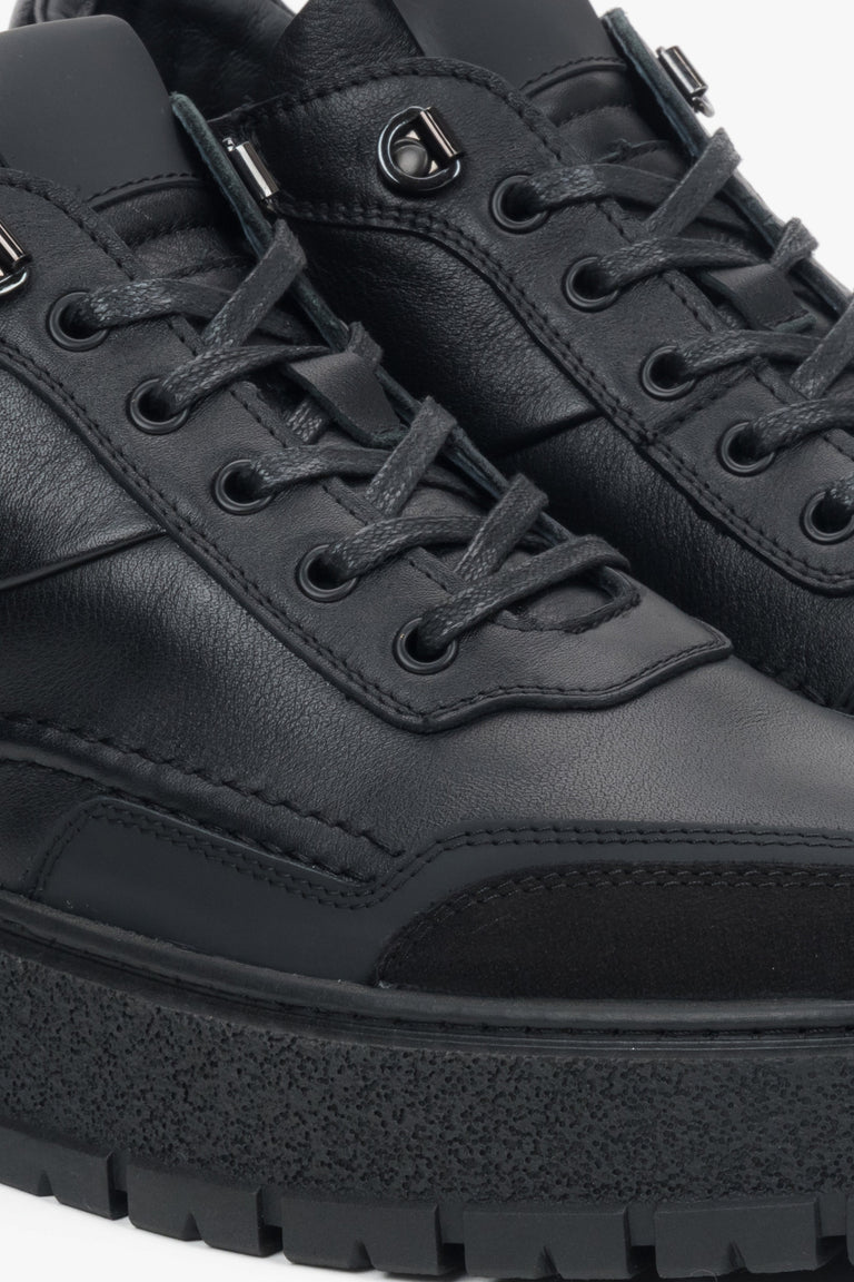 Classic black winter boots from Estro, crafted from genuine leather with soft insulation.