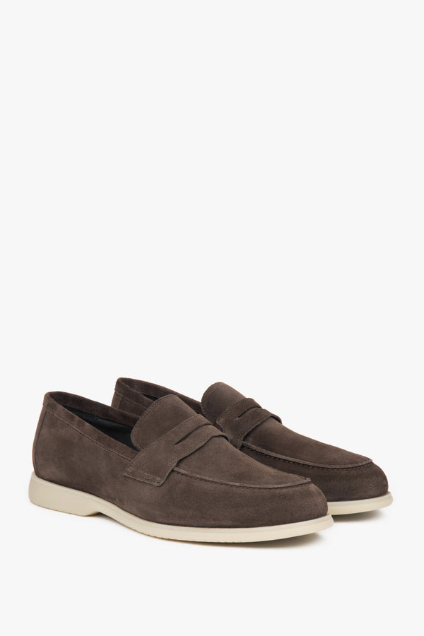 Classic brown men’s loafers by Estro.