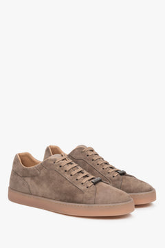 Men’s brown velour lace-up sneakers with natural leather lining.