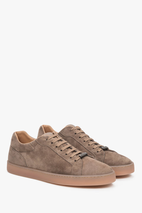 Men’s brown velour lace-up sneakers with natural leather lining.