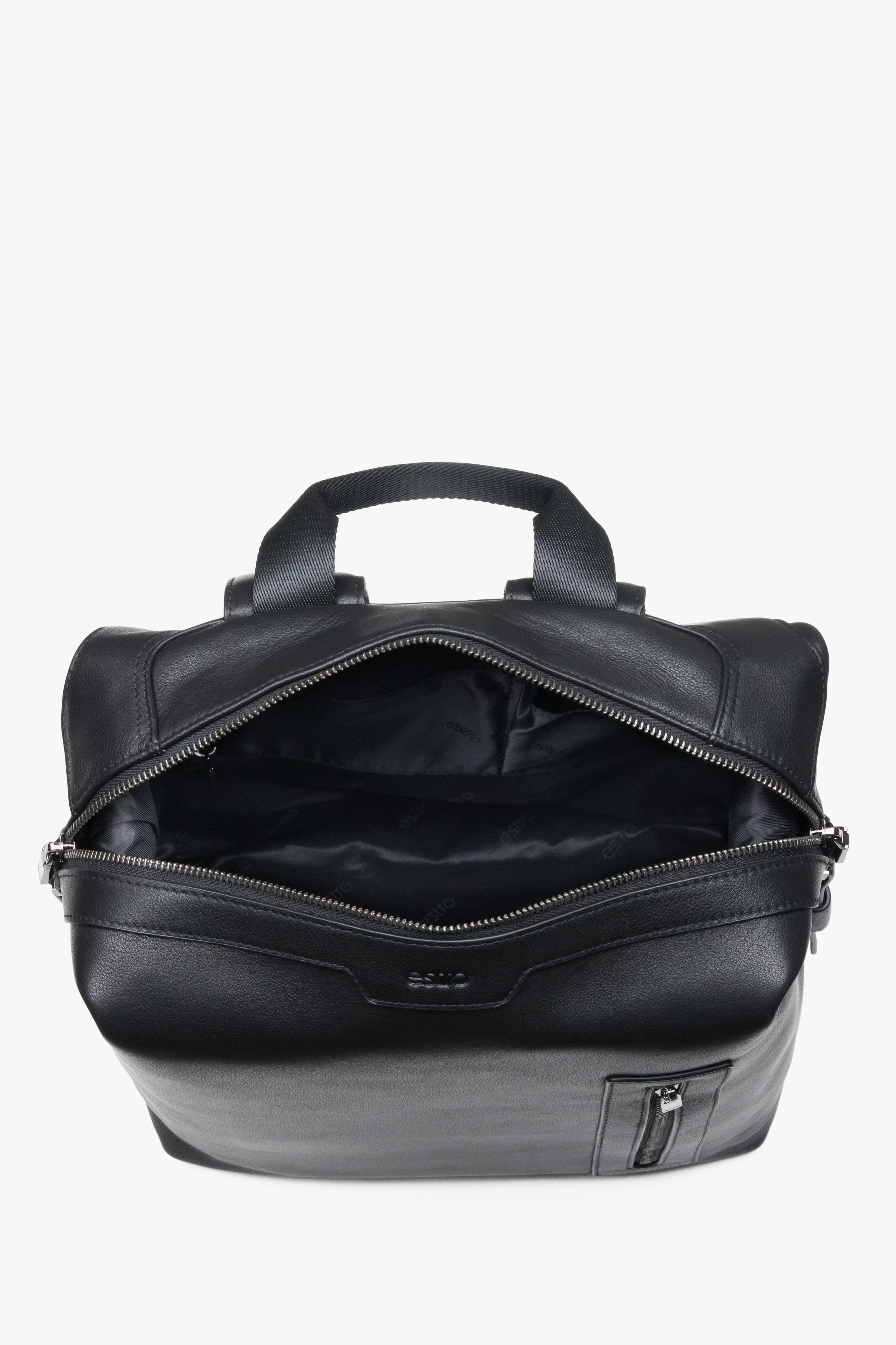 Men’s backpack Estro made of genuine leather in a compact size with silver details.