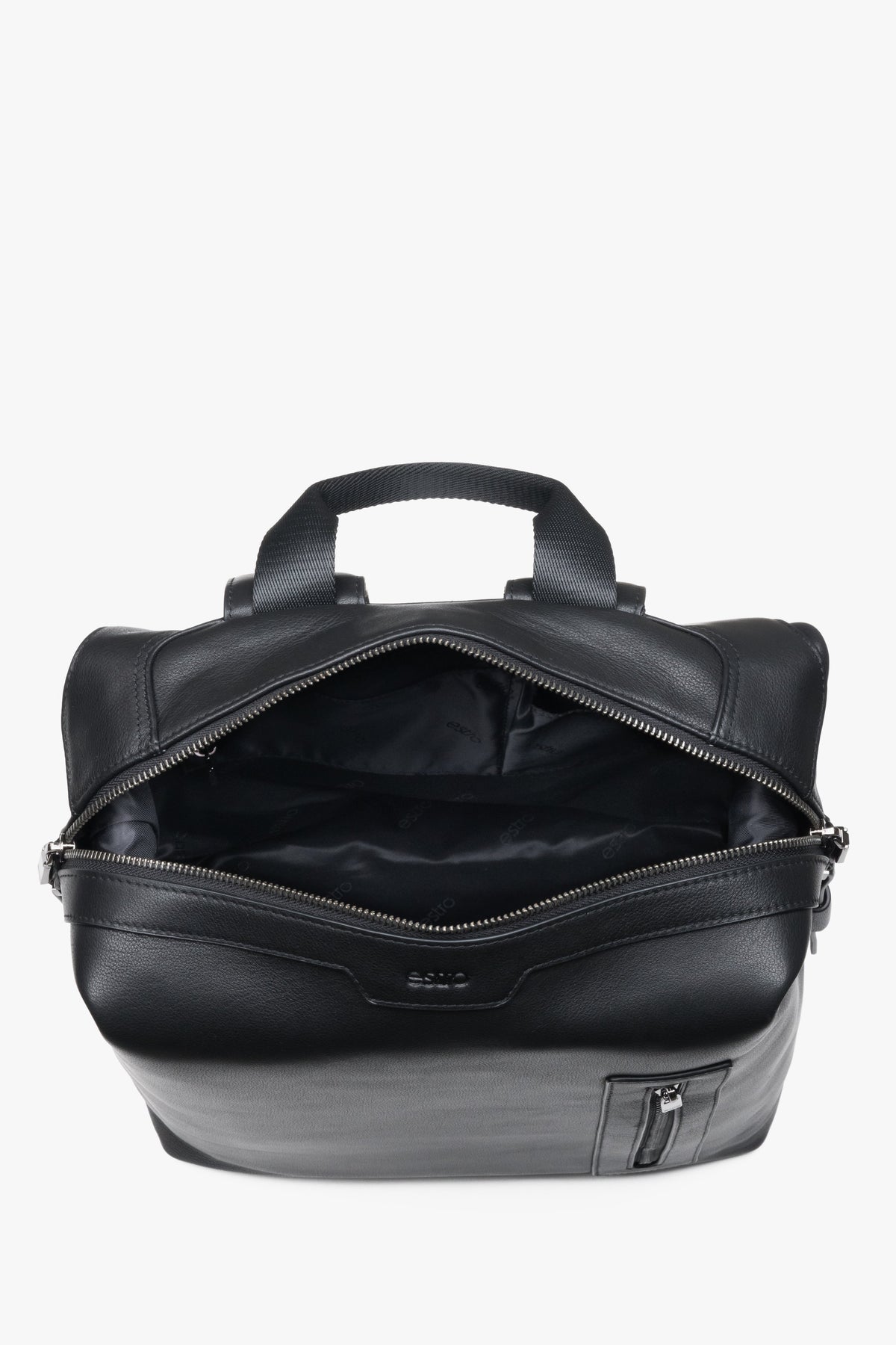 Men’s backpack Estro made of genuine leather in a compact size with silver details.