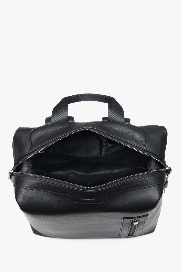 Men’s backpack Estro made of genuine leather in a compact size with silver details.