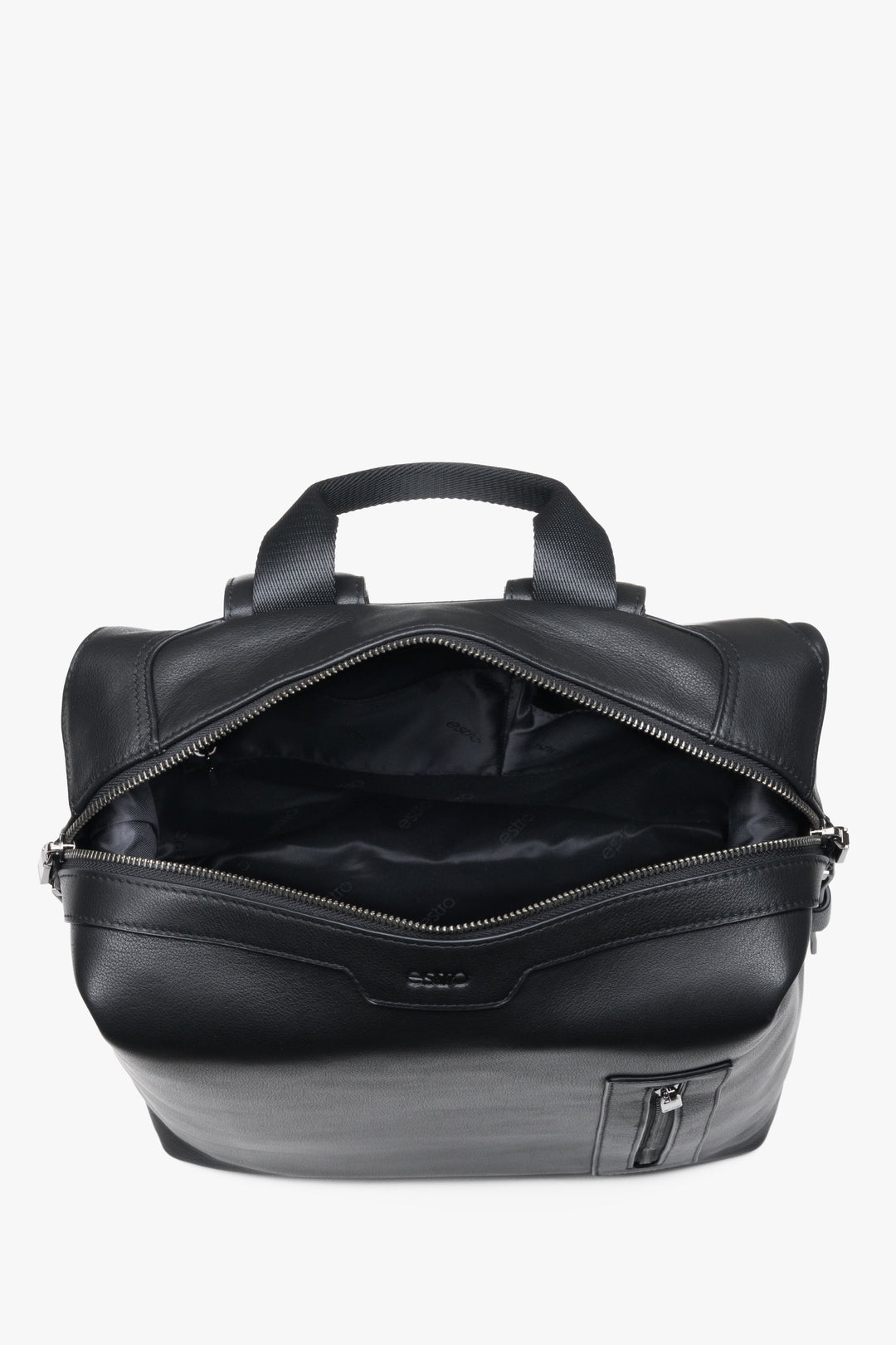 Men’s backpack Estro made of genuine leather in a compact size with silver details.
