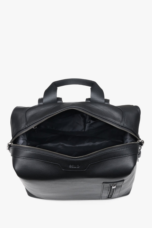 Men’s backpack Estro made of genuine leather in a compact size with silver details.