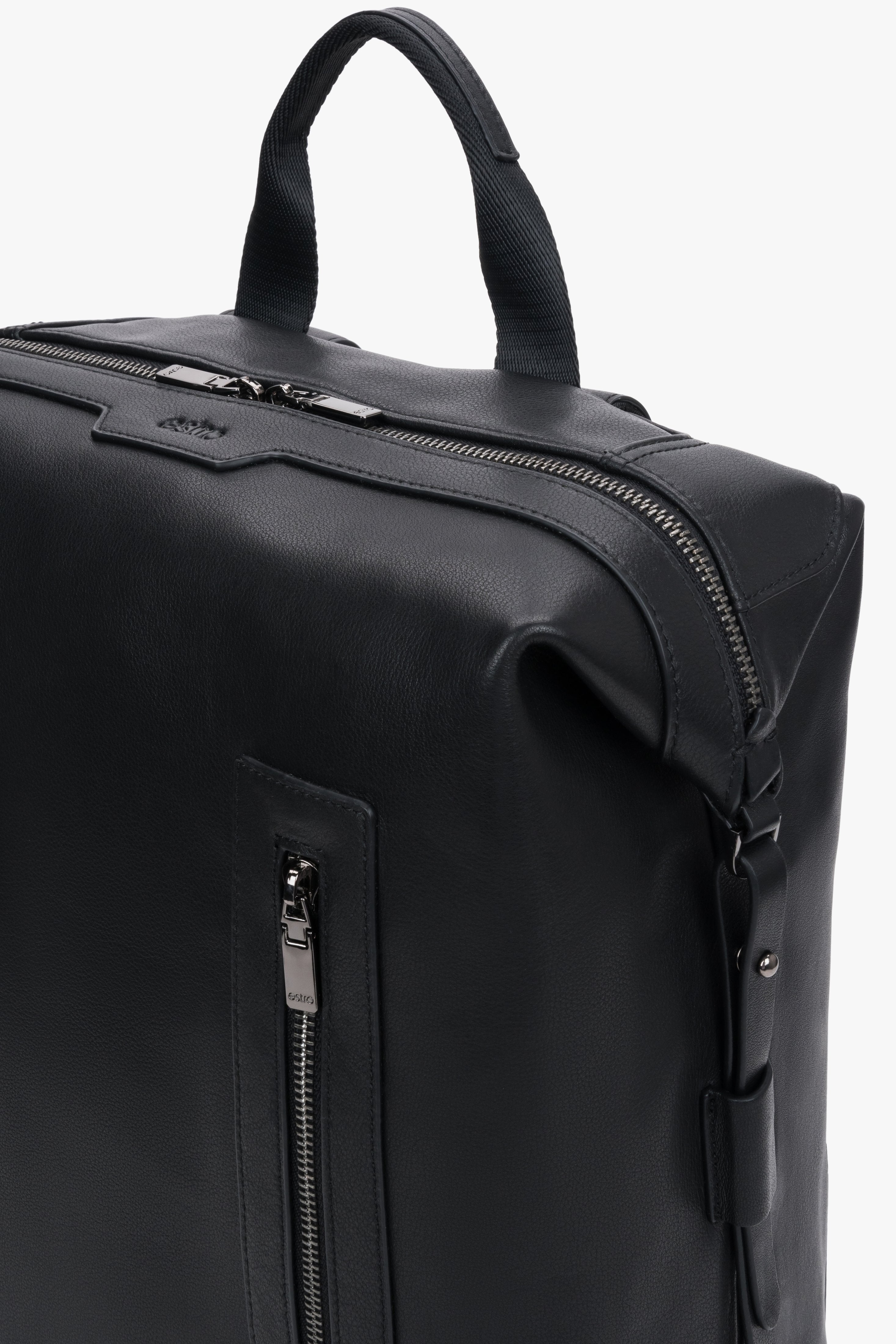 Classic leather men’s backpack Estro finished with silver hardware.