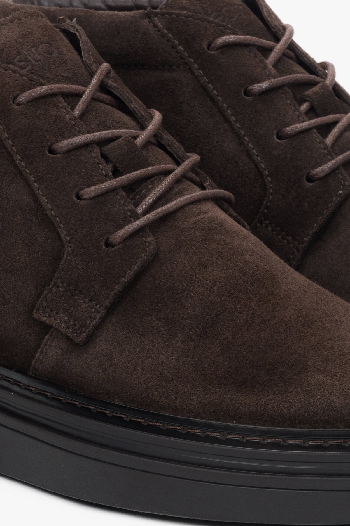 Premium men’s dark brown velour ankle boots featuring light insulation .