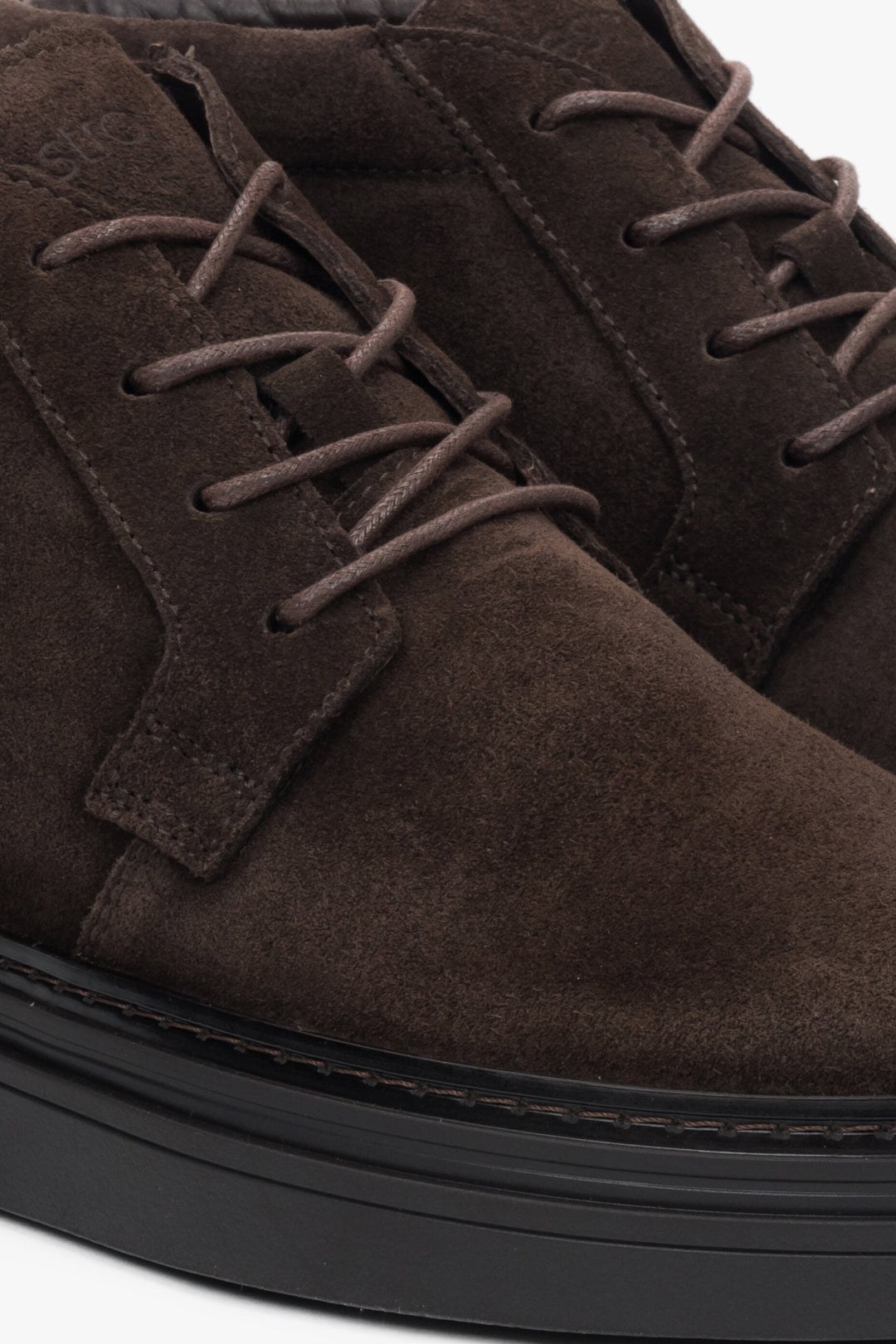 Premium men’s dark brown velour ankle boots featuring light insulation .