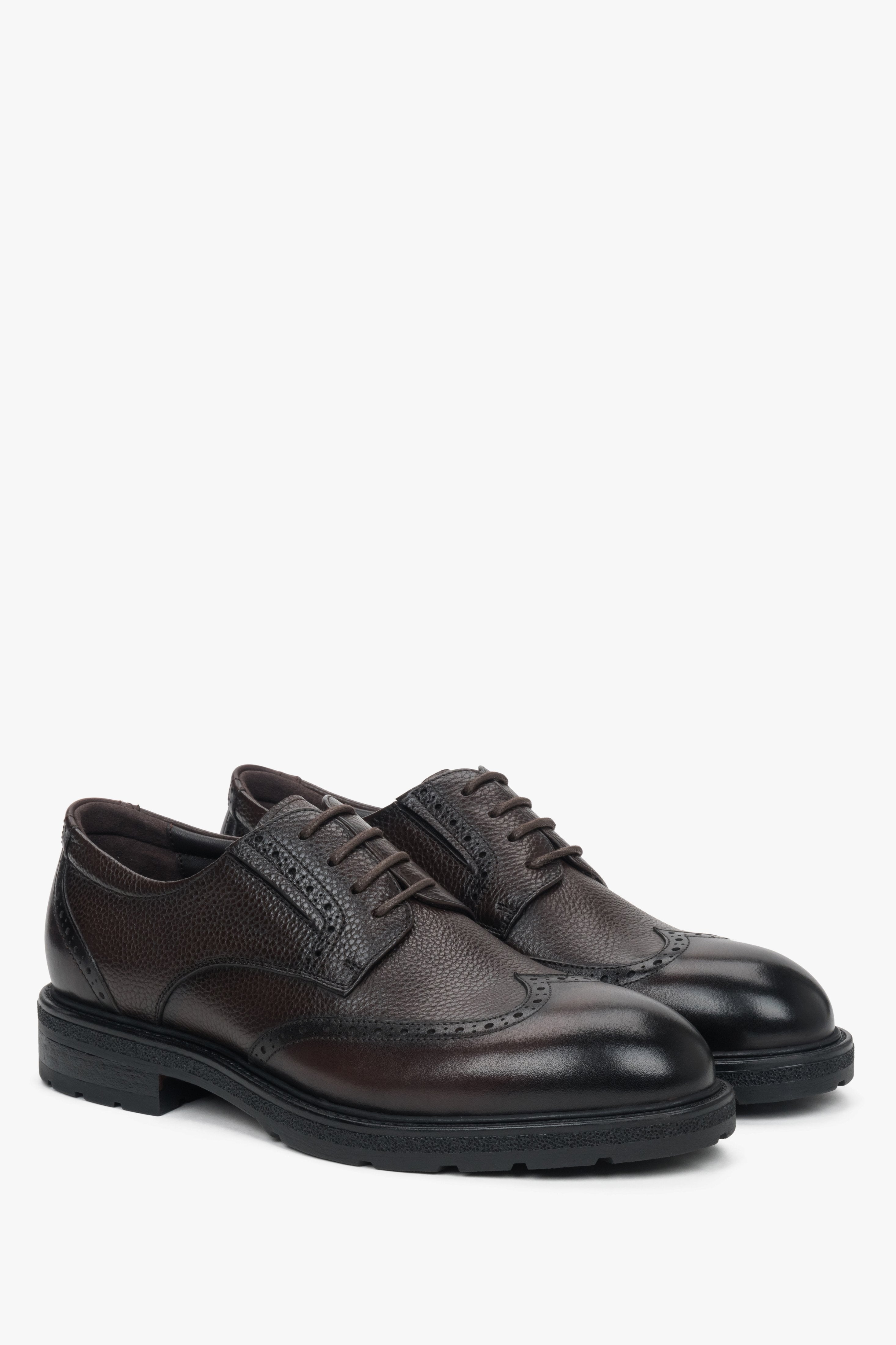 Dark brown men’s brogue shoes made of genuine leather.