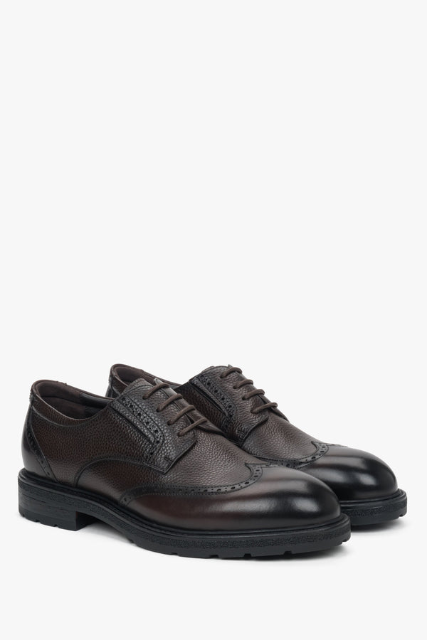 Dark brown men’s brogue shoes made of genuine leather.