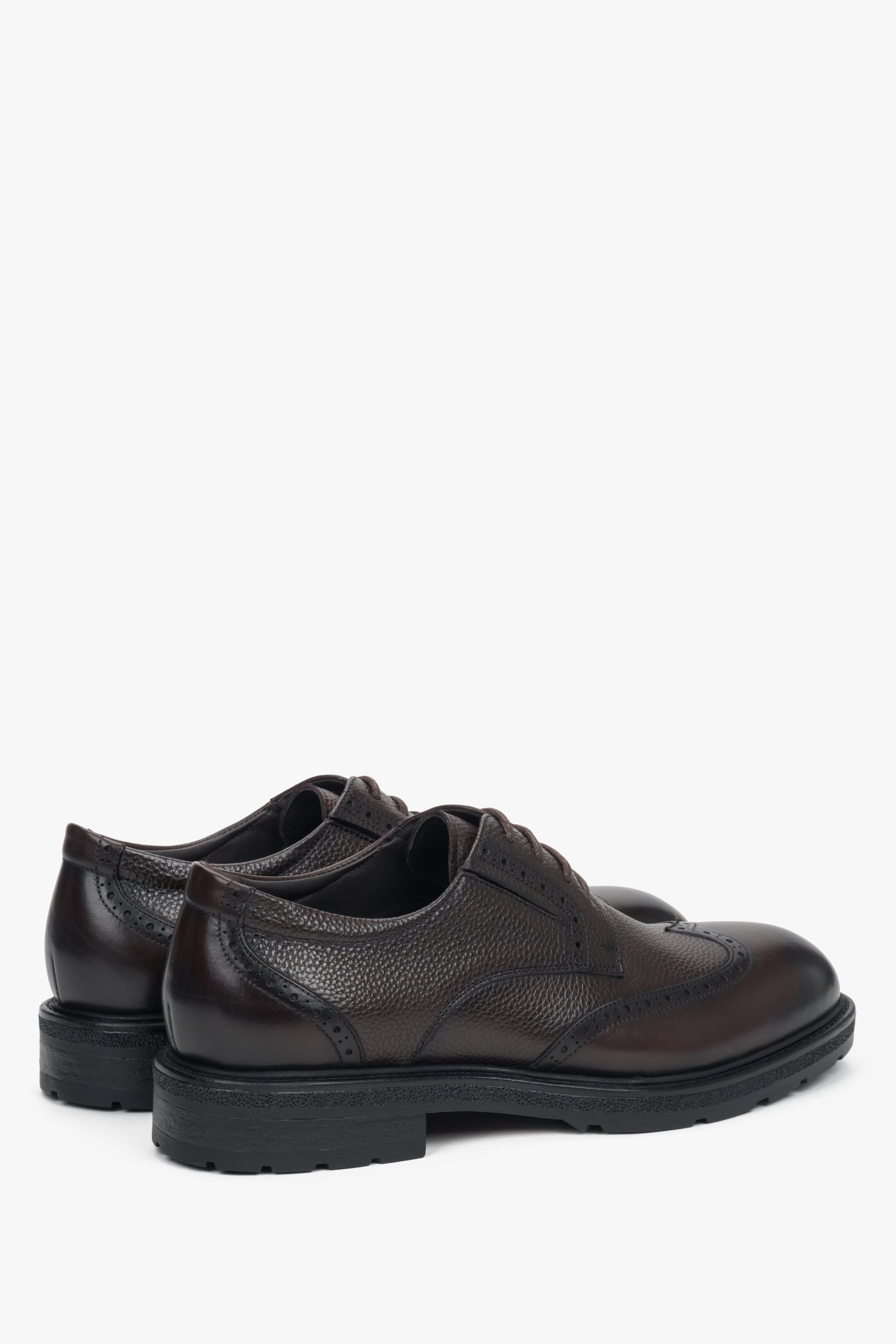 Made of genuine leather, dark brown men’s brogue shoes, Estro.